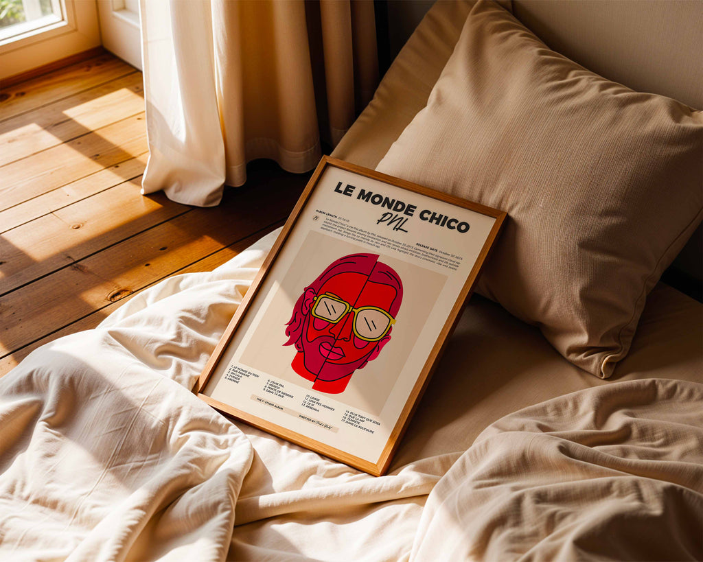 Poster minimaliste encadré de PNL Le Monde Chico posé sur un lit dans une chambre, idée cadeau fan de QLF.