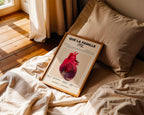 Poster minimaliste encadré de PNL Que la famille posé sur un lit dans une chambre, idée cadeau fan de la première heure.