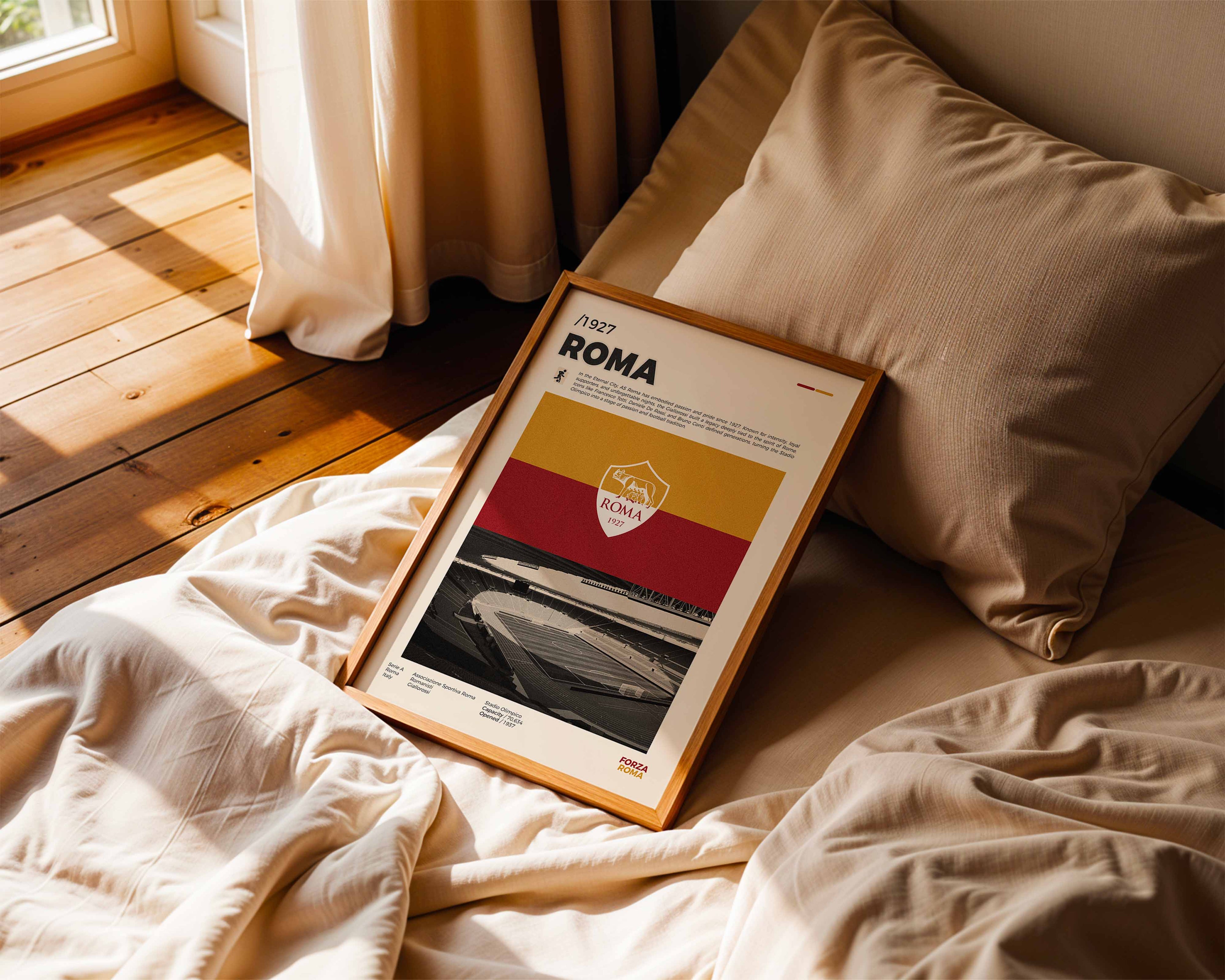 Poster minimaliste de l'AS Roma posé sur un lit dans une chambre, idée cadeau fan du Stadio Olimpico.