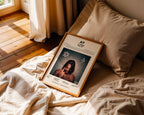 Poster minimaliste encadré de SCH A7 posé sur un lit dans une chambre, idée cadeau fan du S.