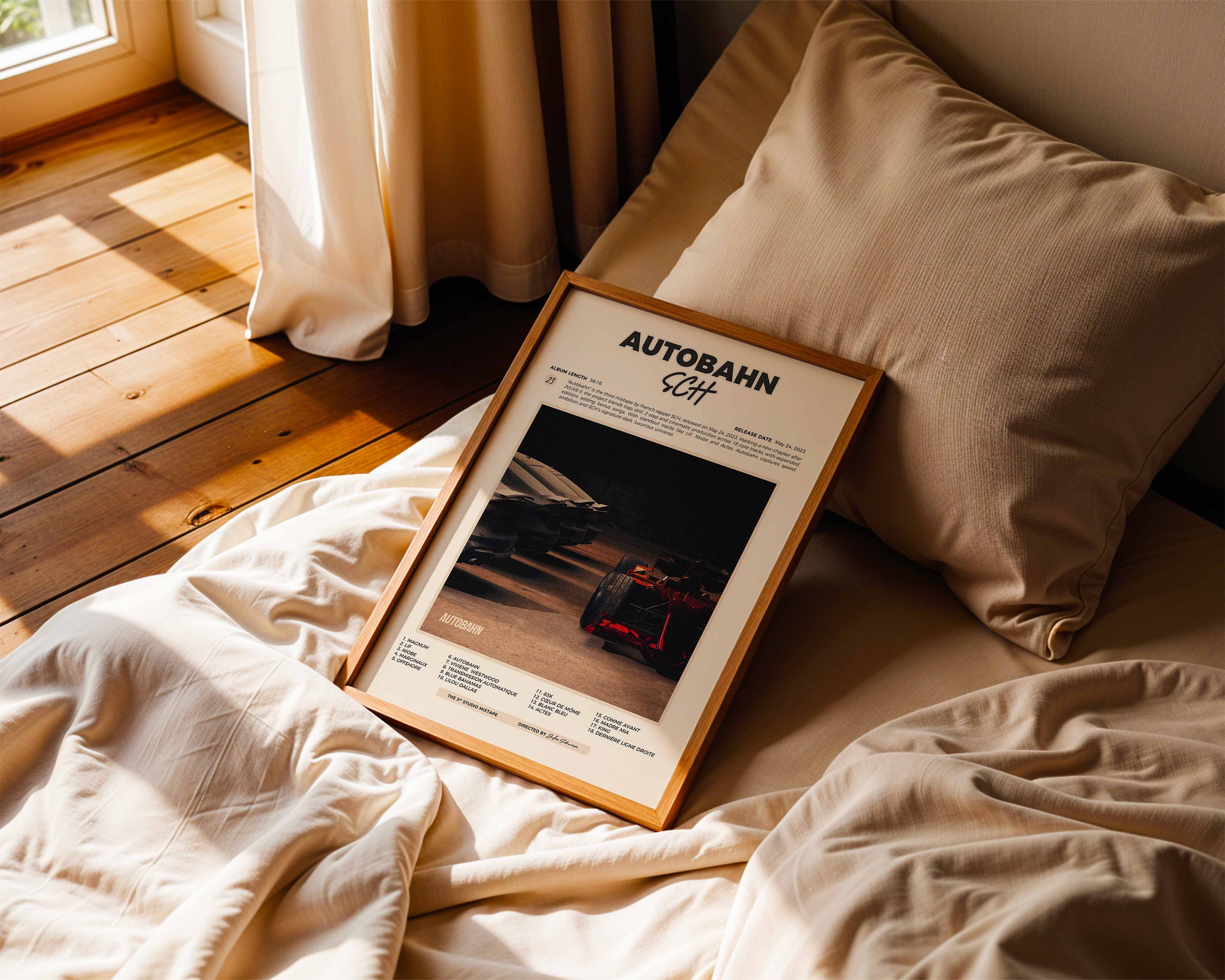 Poster minimaliste encadré de SCH Autobahn posé sur un lit dans une chambre, idée cadeau fan du S.
