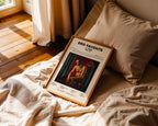 Poster minimaliste encadré de SCH Deo Favente posé sur un lit dans une chambre, idée cadeau fan du S.