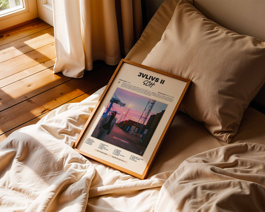 Poster minimaliste encadré de SCH JVLIVS II Marche Noir posé sur un lit dans une chambre, idée cadeau fan du S.