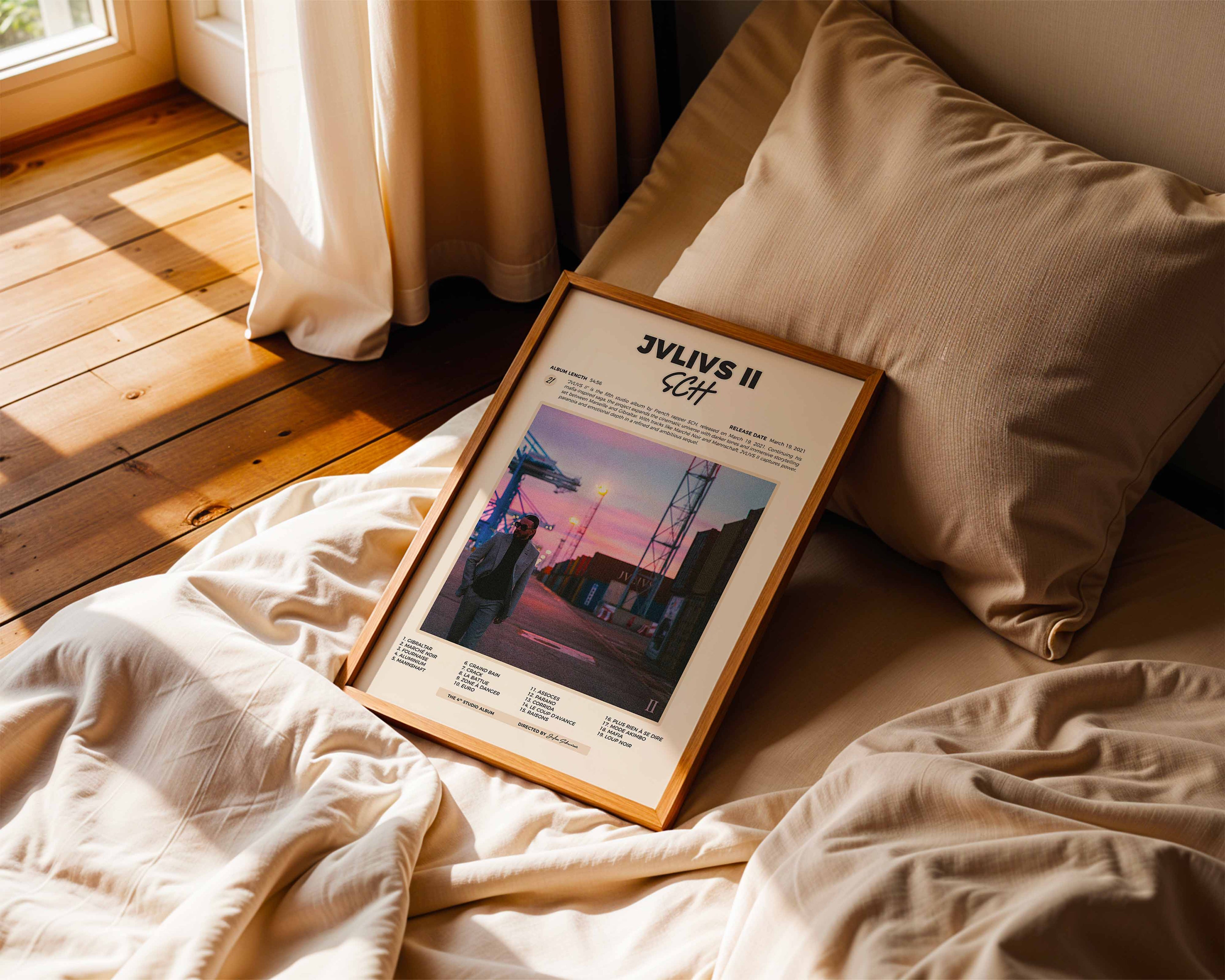 Poster minimaliste encadré de SCH JVLIVS II Marche Noir posé sur un lit dans une chambre, idée cadeau fan du S.