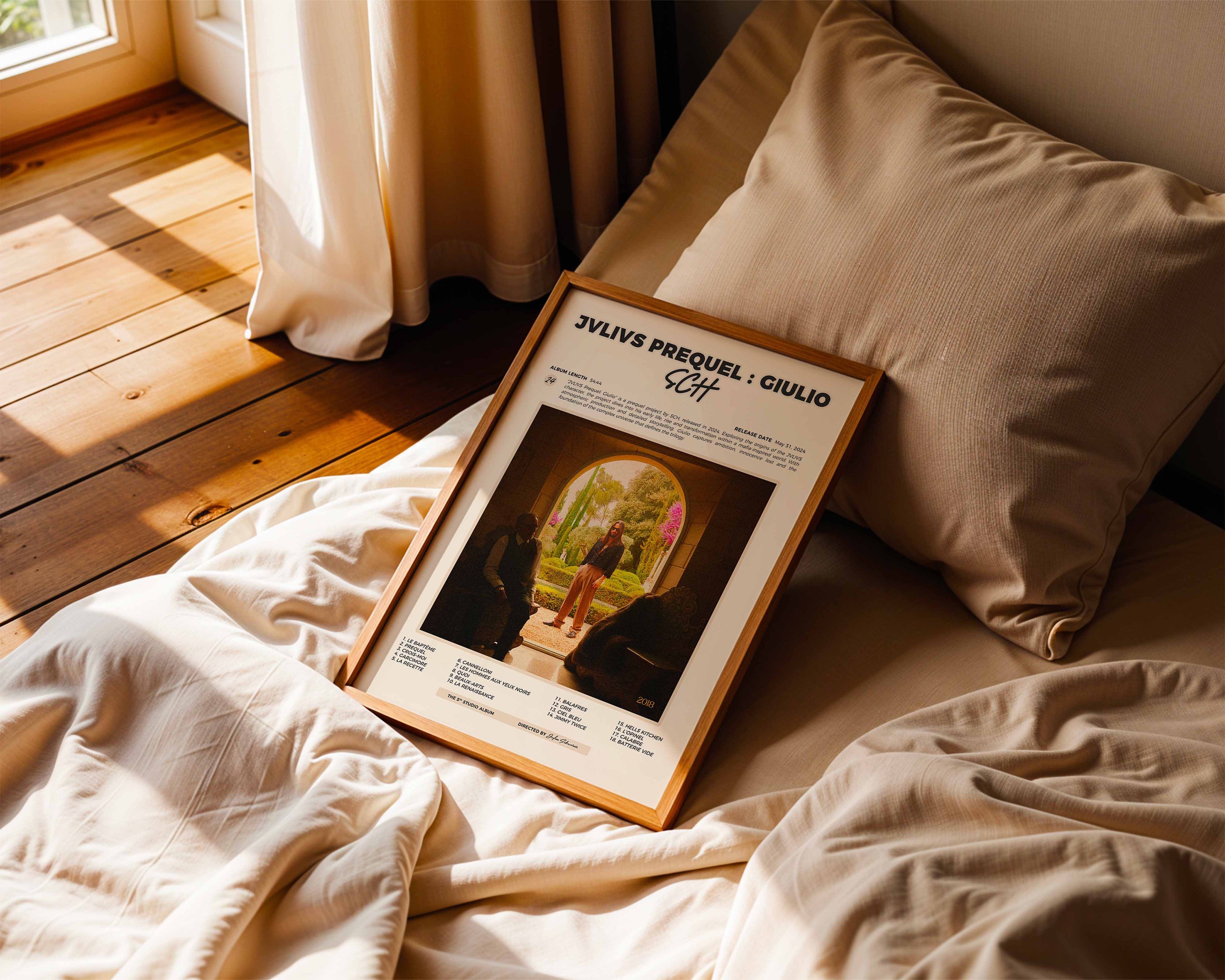Poster minimaliste encadré de SCH JVLIVS Prequel Giulio posé sur un lit dans une chambre, idée cadeau fan du S.