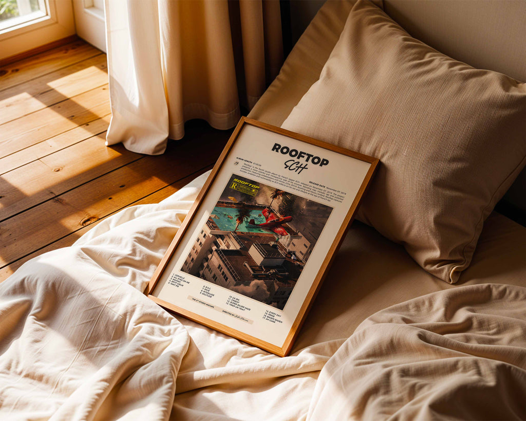 Poster minimaliste encadré de SCH Rooftop posé sur un lit dans une chambre, idée cadeau fan du S.