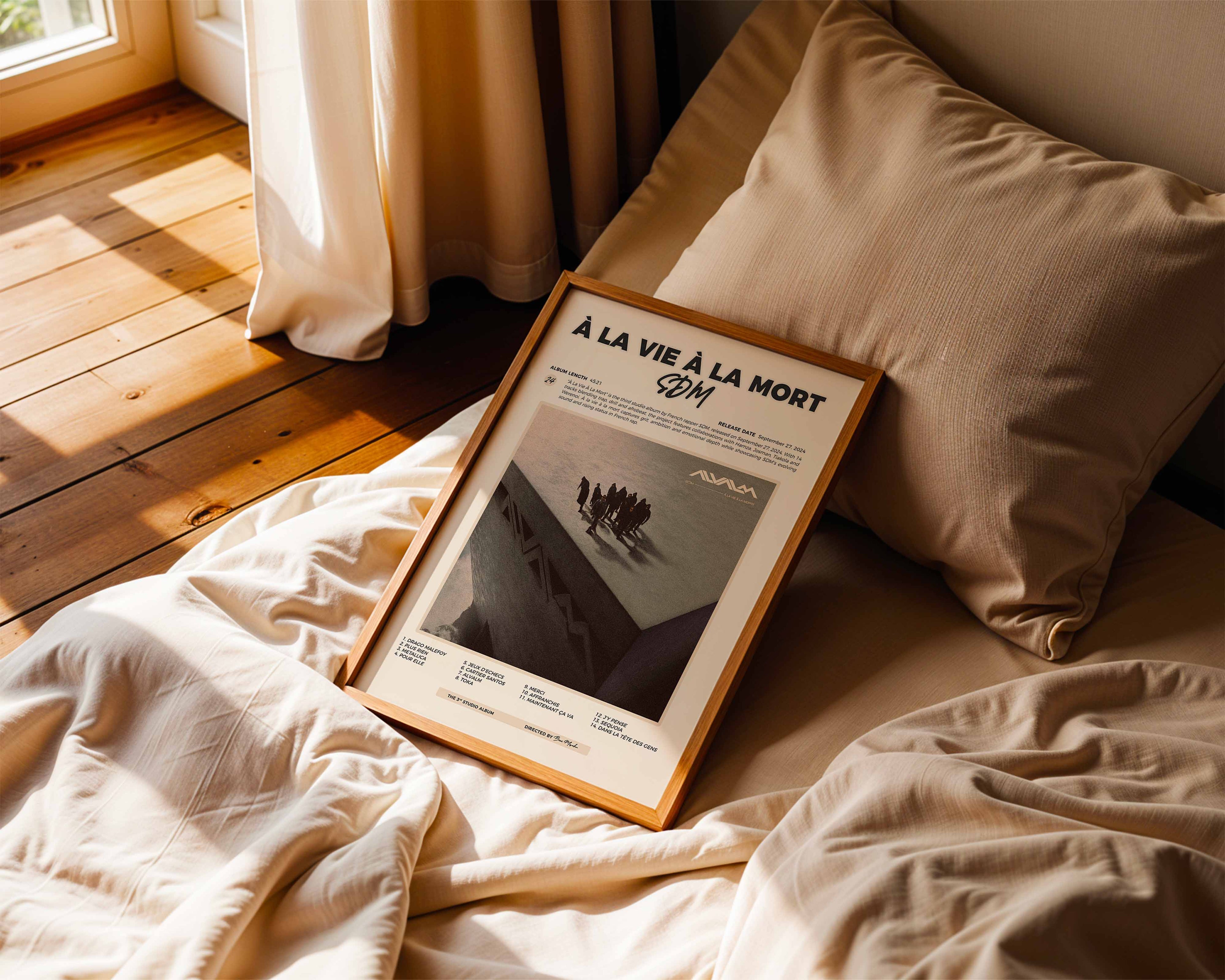 Poster minimaliste encadré de SDM À la vie à la mort posé sur un lit dans une chambre, idée cadeau fan du 92i.