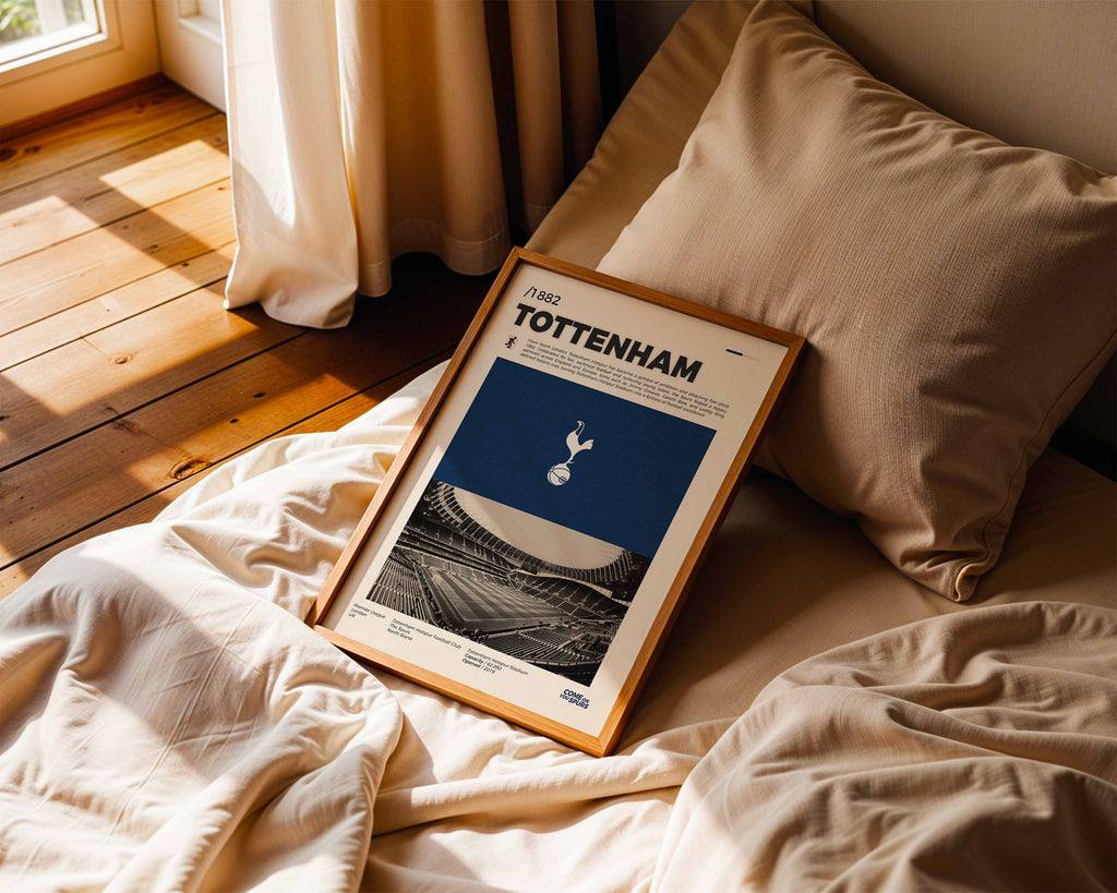Poster minimaliste de Tottenham posé sur un lit dans une chambre, idée cadeau fan du Tottenham Hotspur Stadium.