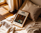 Poster minimaliste encadré de Werenoi Carré posé sur un lit dans une chambre, idée cadeau fan de rap français.