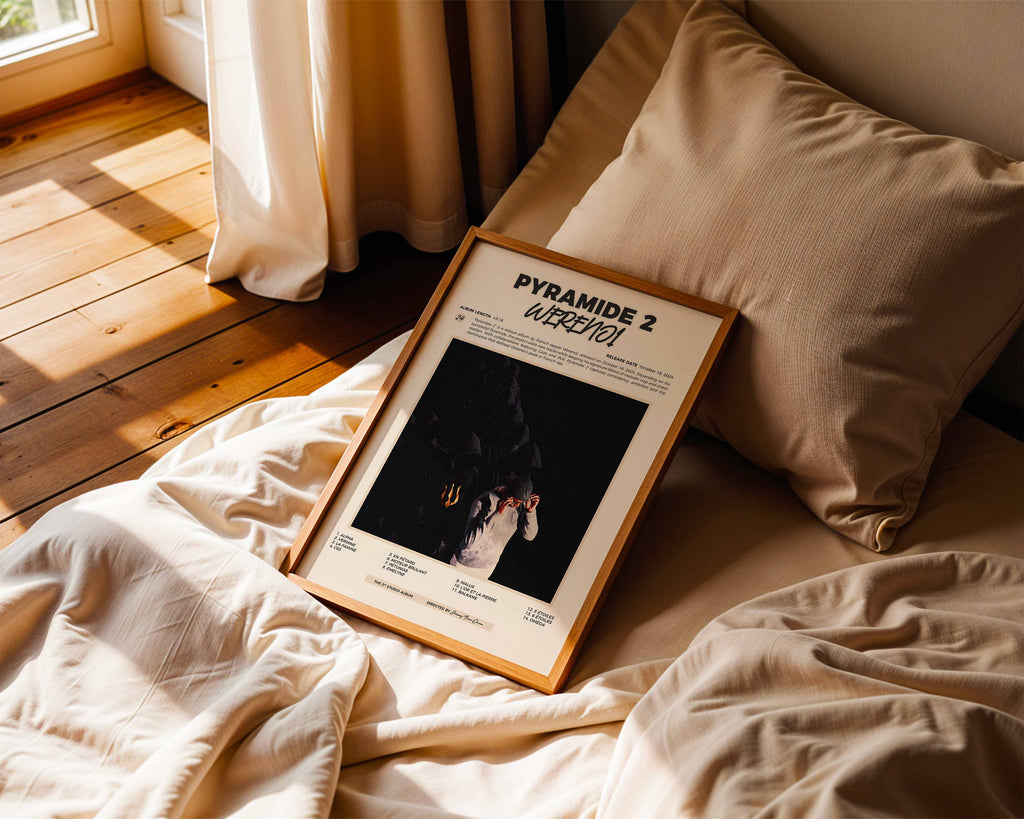 Poster minimaliste encadré de Werenoi Pyramide 2 posé sur un lit dans une chambre, idée cadeau fan de rap.