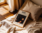 Poster minimaliste encadré de Zamdane Rahma posé sur un lit dans une chambre, idée cadeau fan de Zamdane.