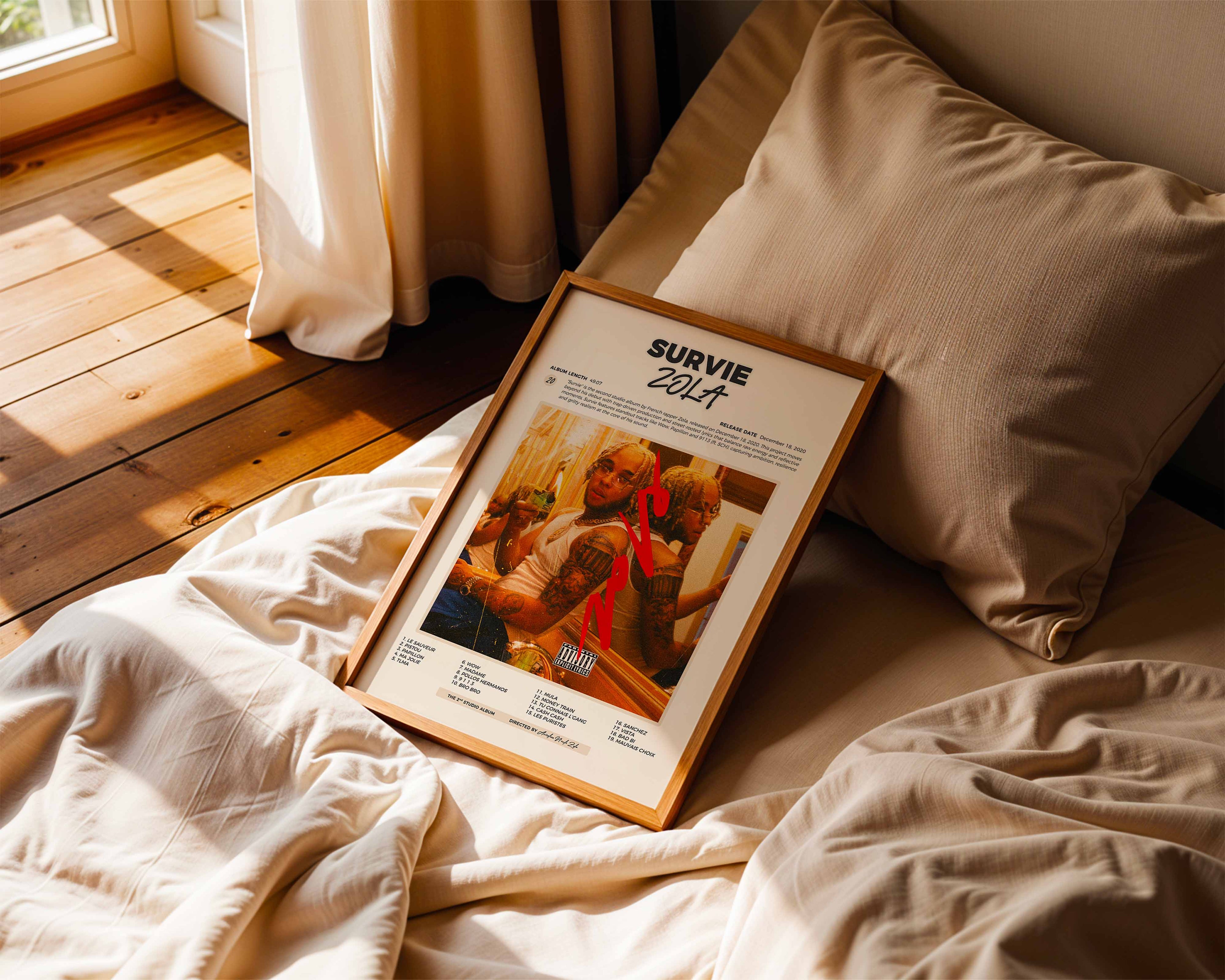 Poster minimaliste encadré de Zola Survie posé sur un lit dans une chambre, idée cadeau fan de Zola.