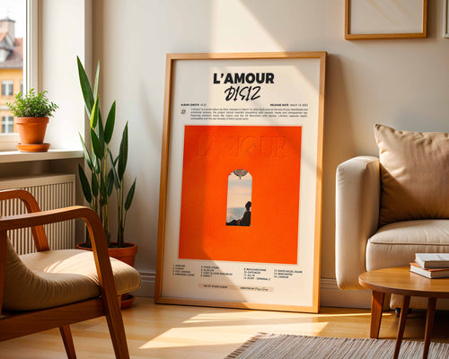 Poster Disiz L'Amour posé dans un salon moderne et lumineux, idée de décoration intérieure esthétique avec plantes et mobilier design.