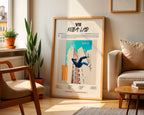 Poster Koba LaD VII posé dans un salon moderne et lumineux, idée de décoration intérieure rap avec plantes et mobilier design.