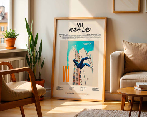 Poster Koba LaD VII posé dans un salon moderne et lumineux, idée de décoration intérieure rap avec plantes et mobilier design.