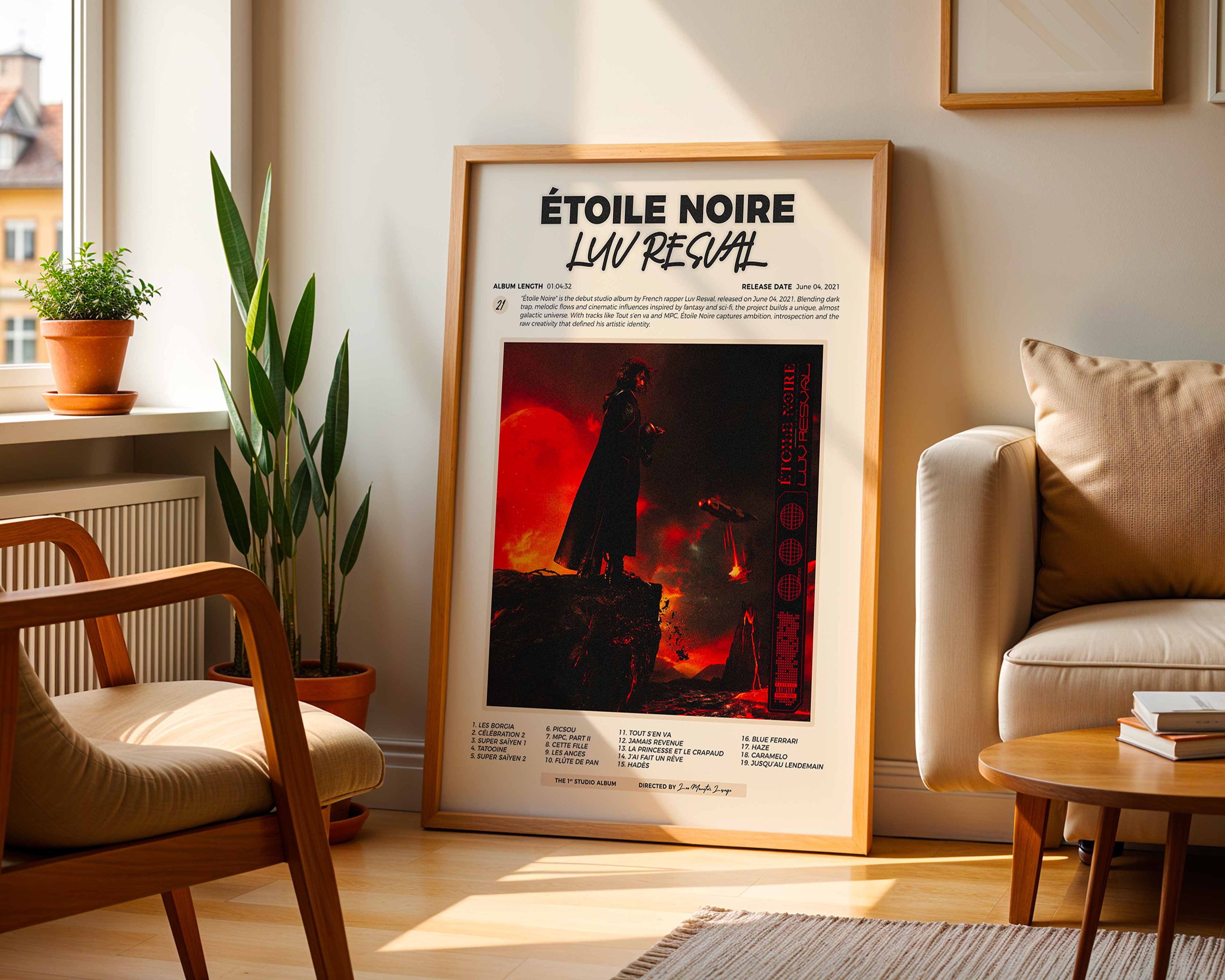 Poster Luv Resval Étoile Noire posé dans un salon moderne et lumineux, idée de décoration intérieure avec plantes et mobilier design.