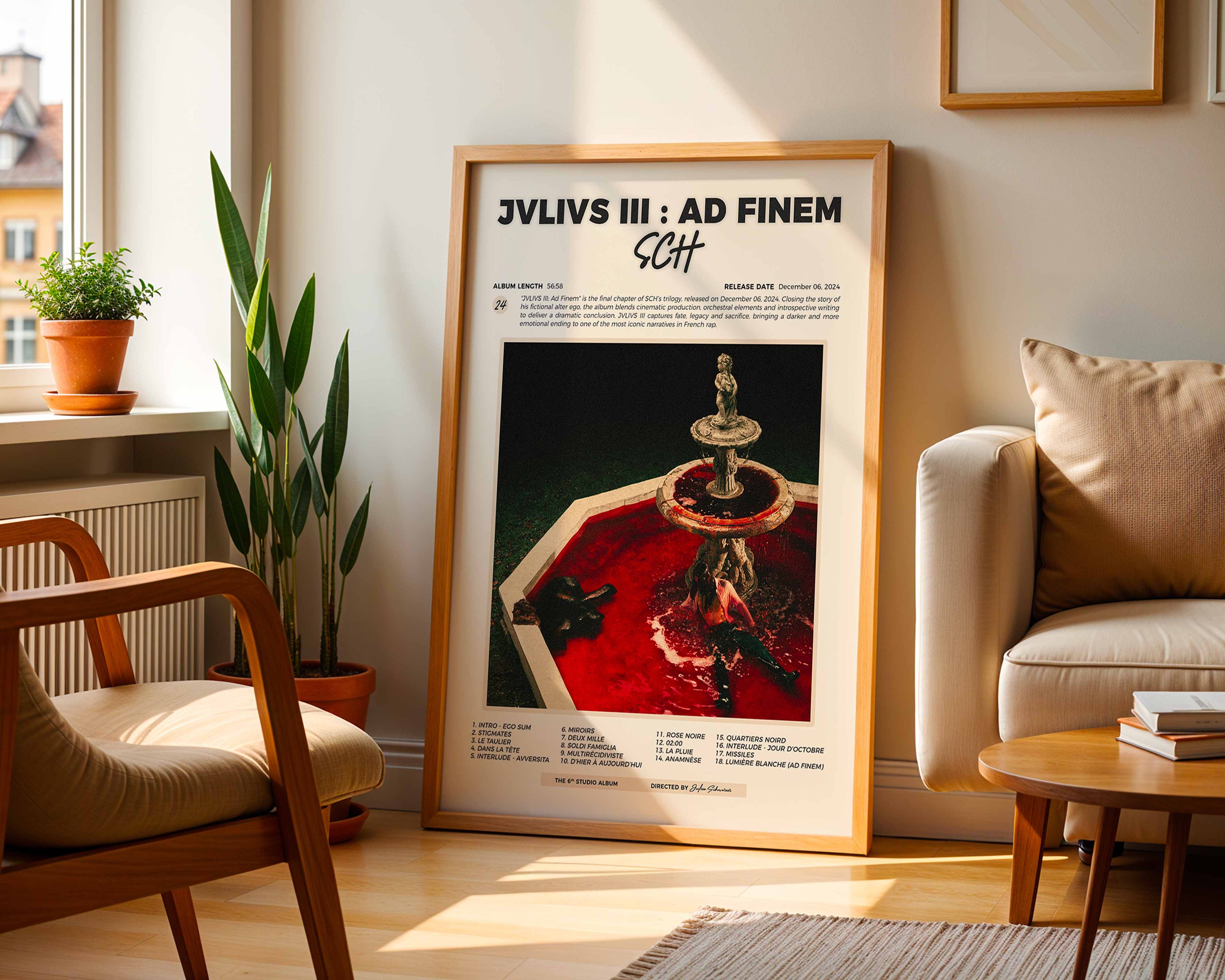 Poster SCH JVLIVS 3 posé dans un salon moderne et lumineux, idée de décoration intérieure rap avec plantes et mobilier design.