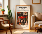 Poster Zola Cicatrices posé dans un salon moderne et lumineux, idée de décoration intérieure rap avec plantes et mobilier design.