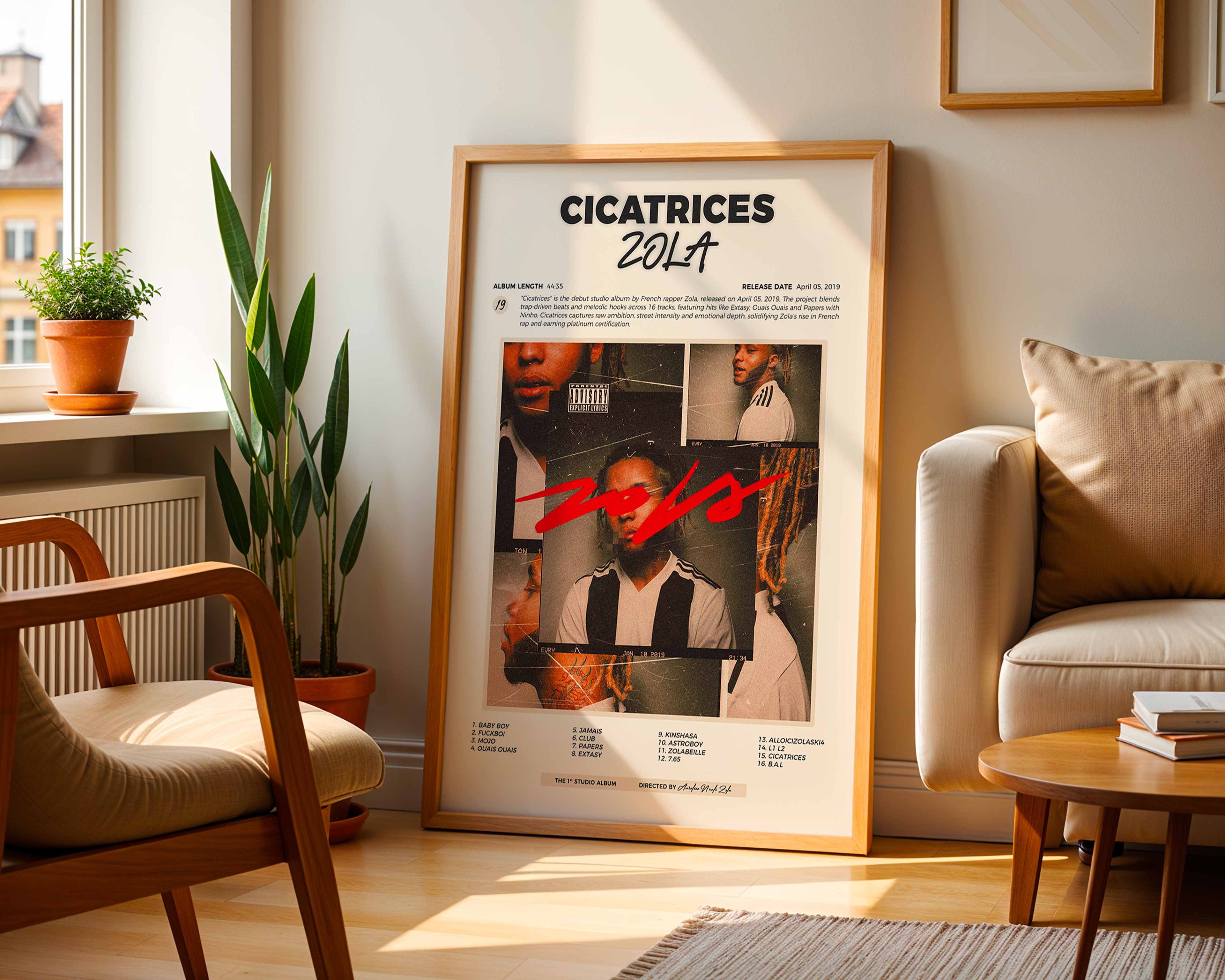 Poster Zola Cicatrices posé dans un salon moderne et lumineux, idée de décoration intérieure rap avec plantes et mobilier design.