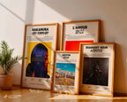 Guide des dimensions pour posters et affiches encadrés, comparatif des formats A4, 30x40 et 50x70 cm posés contre un mur.