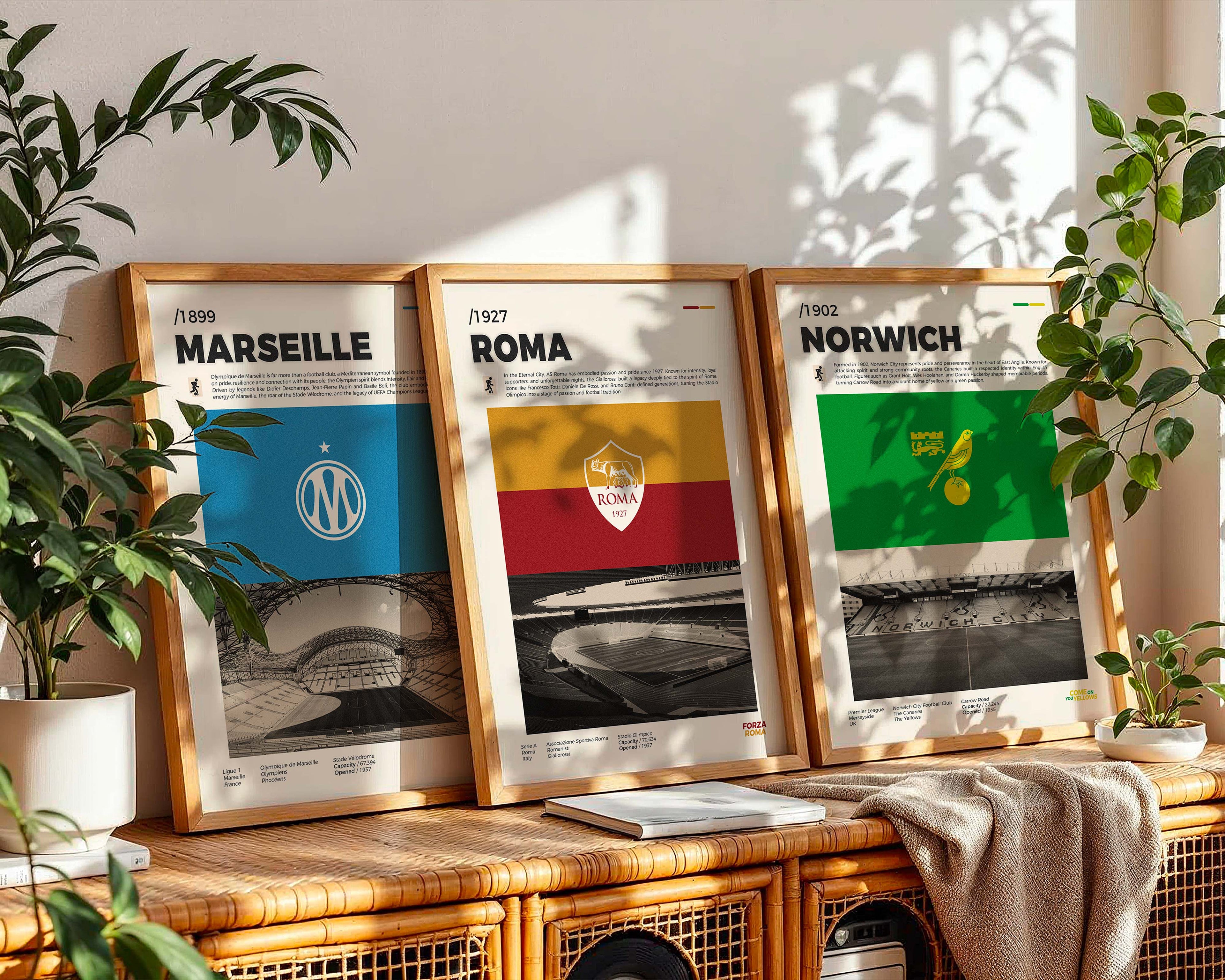 Trois posters minimalistes encadrés de Owl Gallery (formats A4 et 30x40 cm) posés élégamment sur une table en bois clair. Les affiches représentent des designs épurés de rap français et de football.