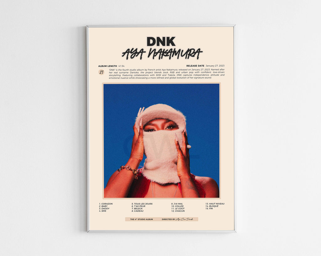Poster minimaliste encadré de l'album DNK de Aya Nakamura bien visible sur fond blanc, impression premium 300g.