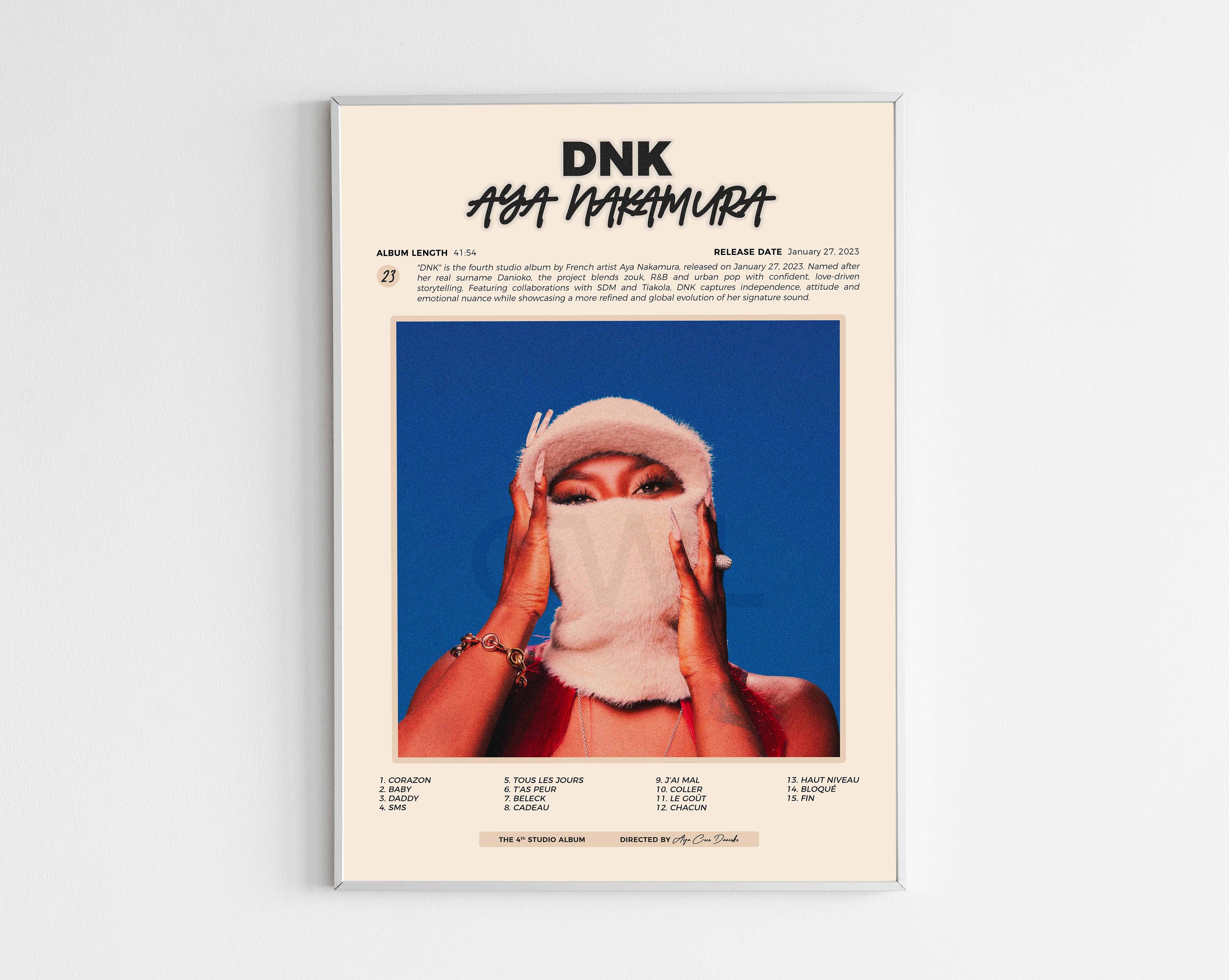 Poster minimaliste encadré de l'album DNK de Aya Nakamura bien visible sur fond blanc, impression premium 300g.