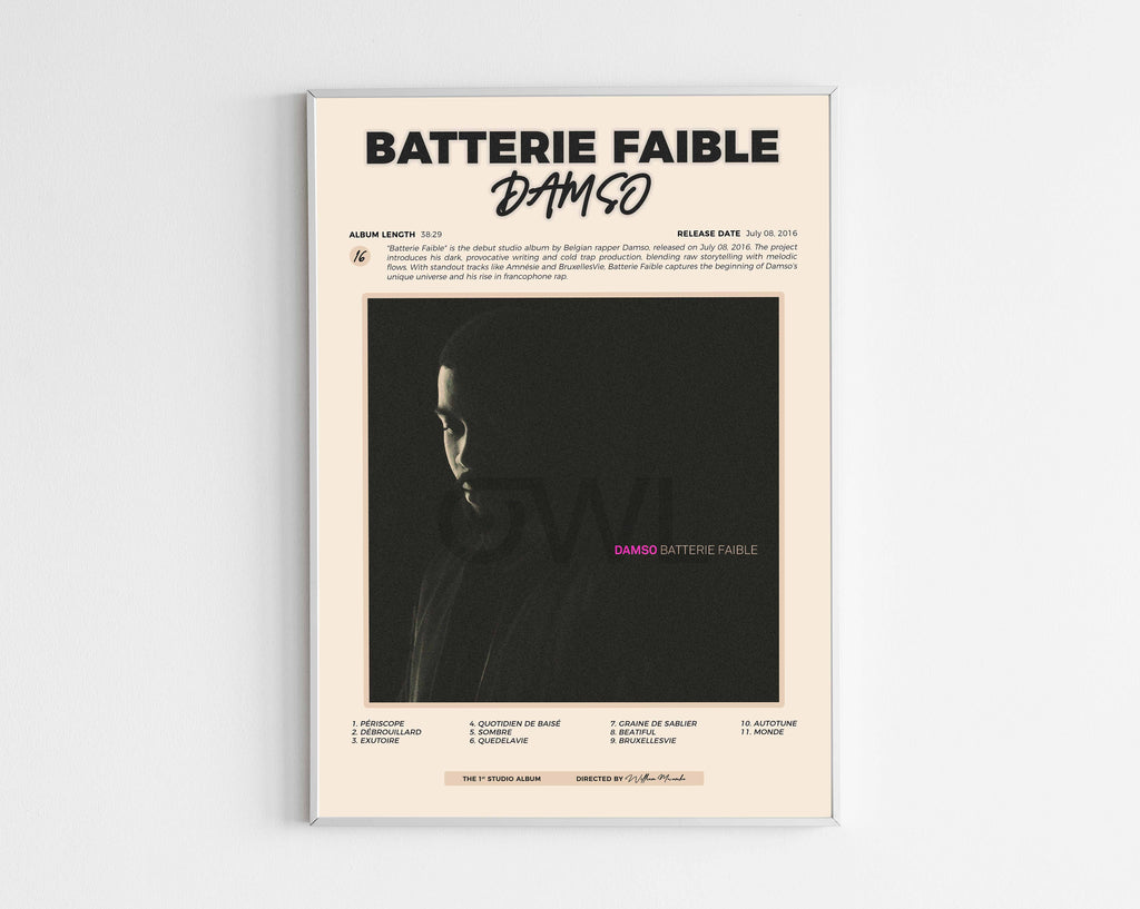 Poster minimaliste encadré de l'album Batterie Faible de Damso bien visible sur fond blanc, impression premium 300g.