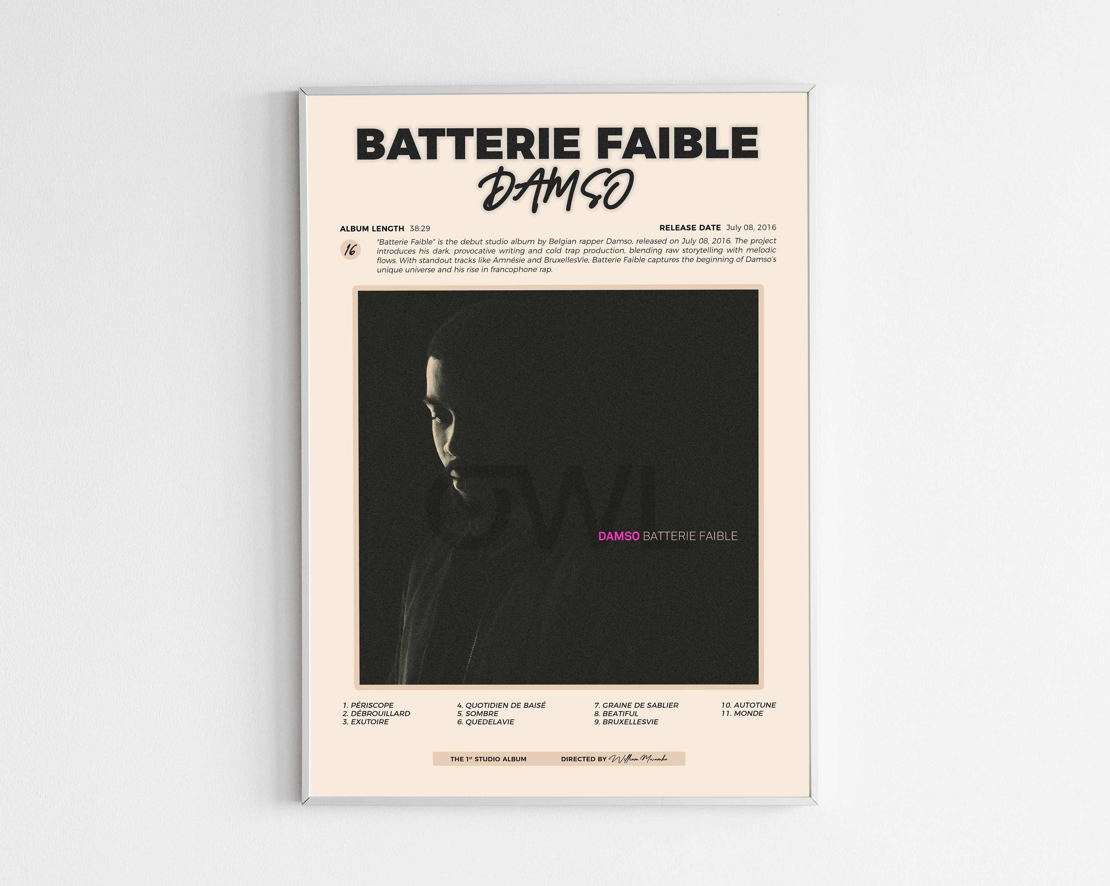 Poster minimaliste encadré de l'album Batterie Faible de Damso bien visible sur fond blanc, impression premium 300g.