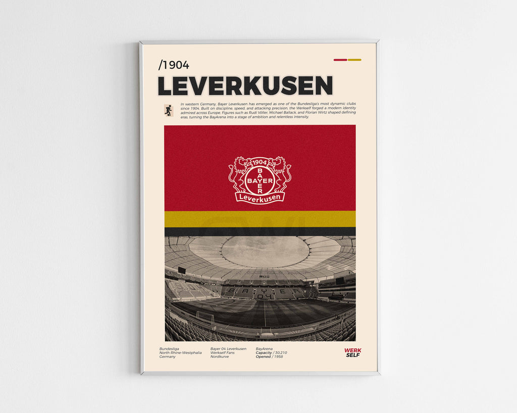 Poster minimaliste encadré du club Bayer Leverkusen bien visible sur fond blanc, impression premium 300g.