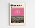 Poster minimaliste encadré de l'Inter Miami bien visible sur fond blanc, impression premium 300g.