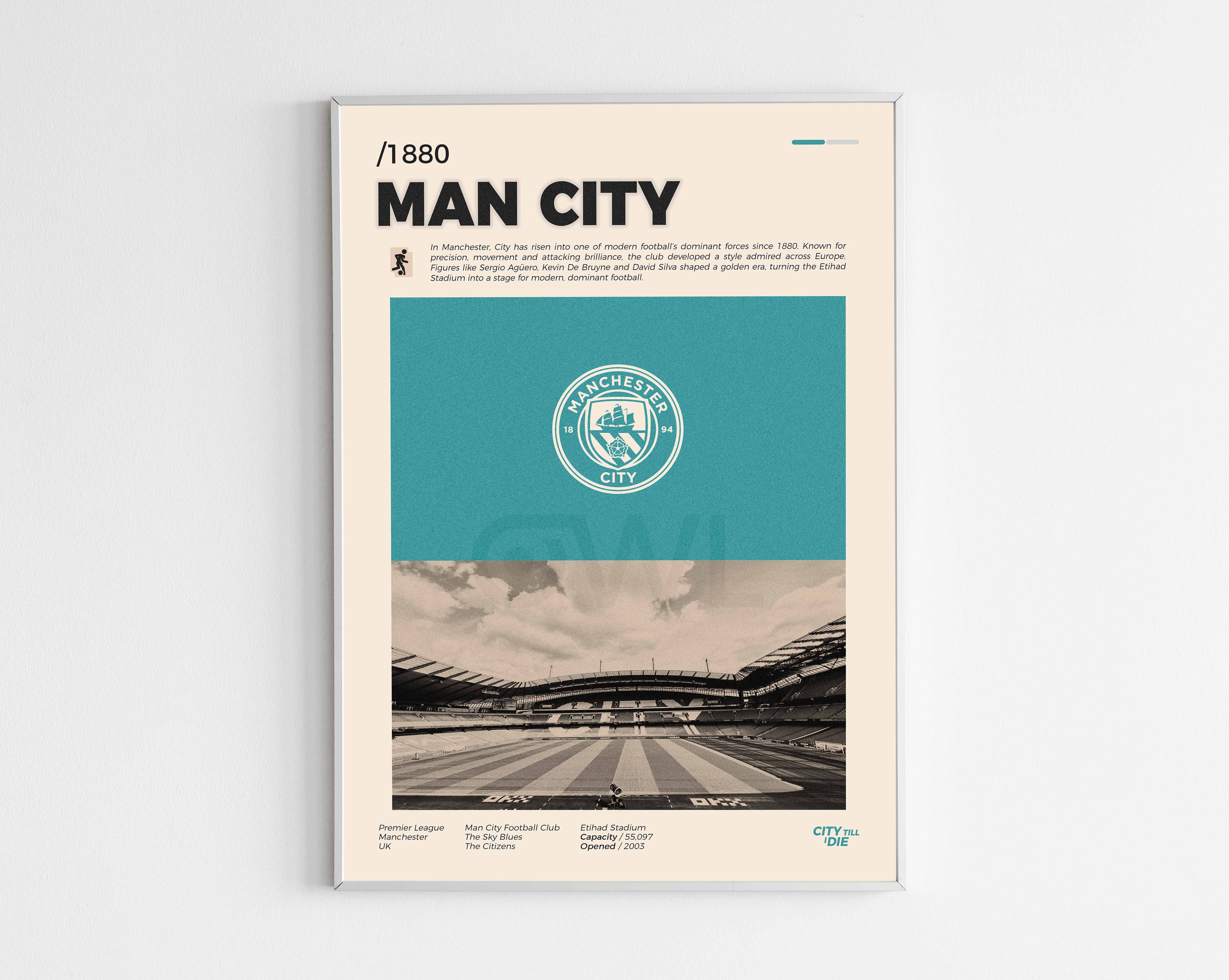 Poster minimaliste encadré de Manchester City bien visible sur fond blanc, logo club de foot Angleterre, impression premium.