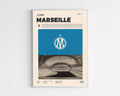 Poster minimaliste encadré de l'Olympique de Marseille bien visible sur fond blanc, logo club de foot OM, impression premium.