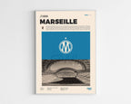 Poster minimaliste encadré de l'Olympique de Marseille bien visible sur fond blanc, logo club de foot OM, impression premium.