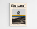 Poster minimaliste encadré du Real Madrid CF bien visible sur fond blanc, logo club de foot Espagne, impression premium.