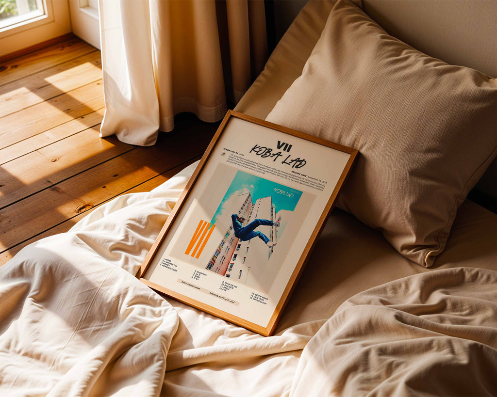 Poster album Koba LaD posé sur un lit dans une chambre à l'ambiance chaleureuse et cocooning, cadeau parfait pour fan du bâtiment 7.