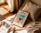 Poster album Koba LaD posé sur un lit dans une chambre à l'ambiance chaleureuse et cocooning, cadeau parfait pour fan du bâtiment 7.