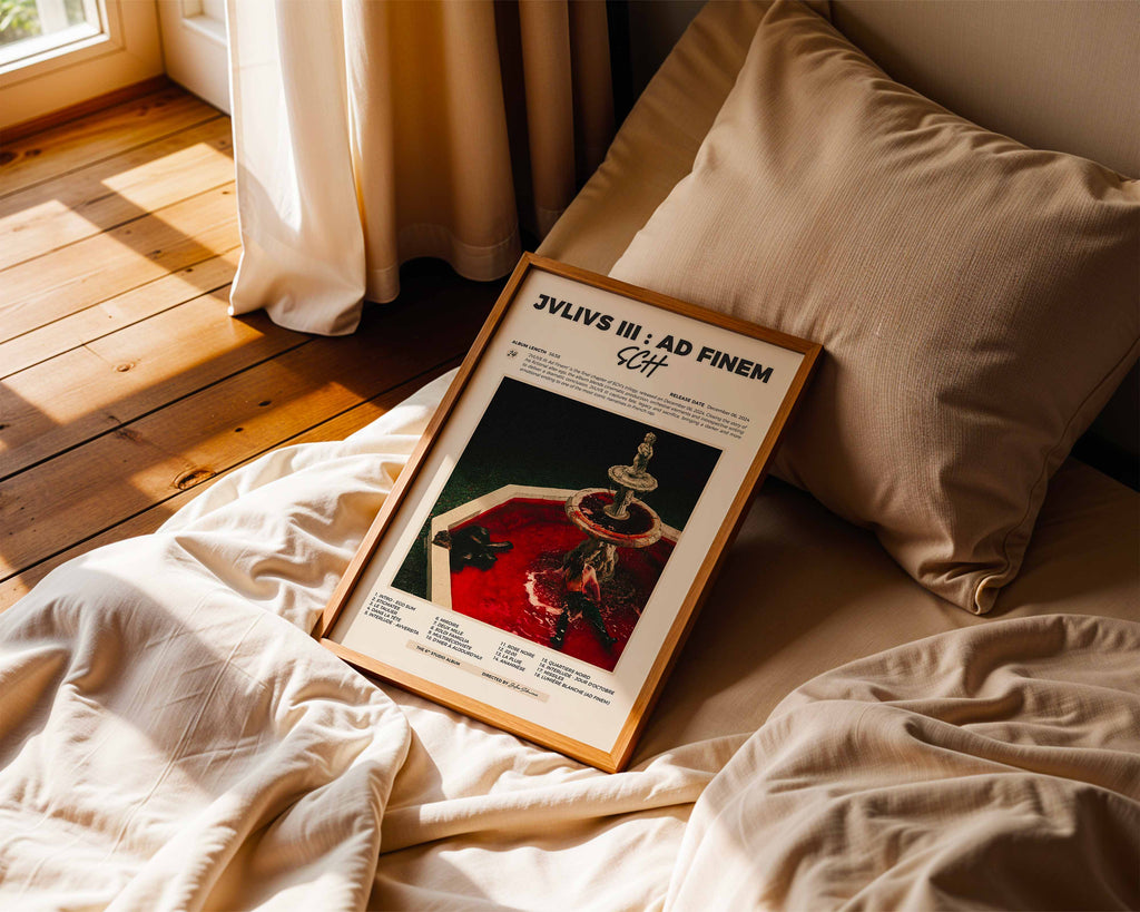 Poster album SCH posé sur un lit dans une chambre à l'ambiance chaleureuse et cocooning, cadeau parfait pour fan de la saga JVLIVS.