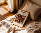 Poster album Zola posé sur un lit dans une chambre à l'ambiance chaleureuse et cocooning, cadeau parfait pour fan de Zola