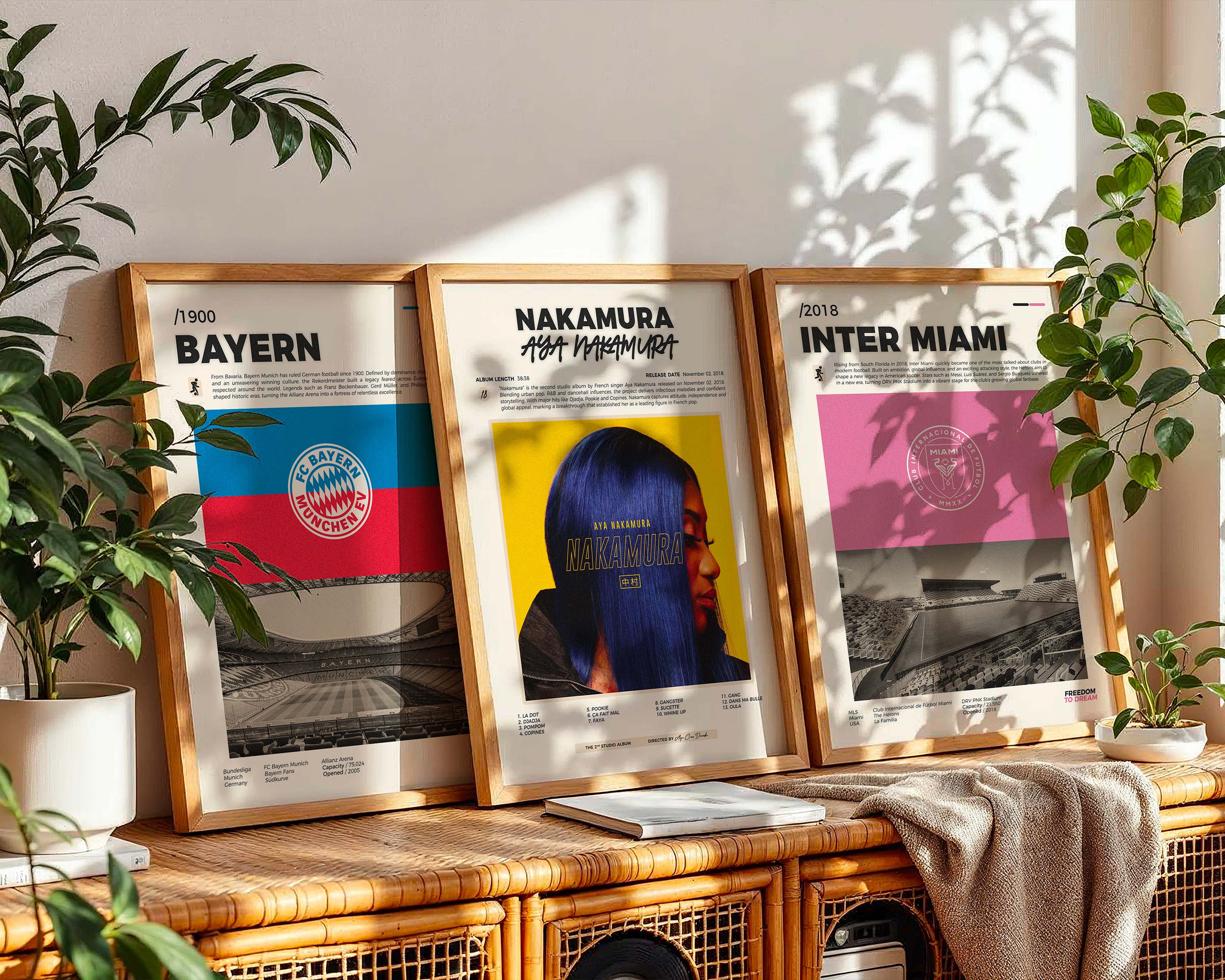 Trois posters minimalistes encadrés rap et foot de Owl Gallery posés élégamment sur une table en bois clair. Les affiches représentent des designs épurés de rap français et de football.